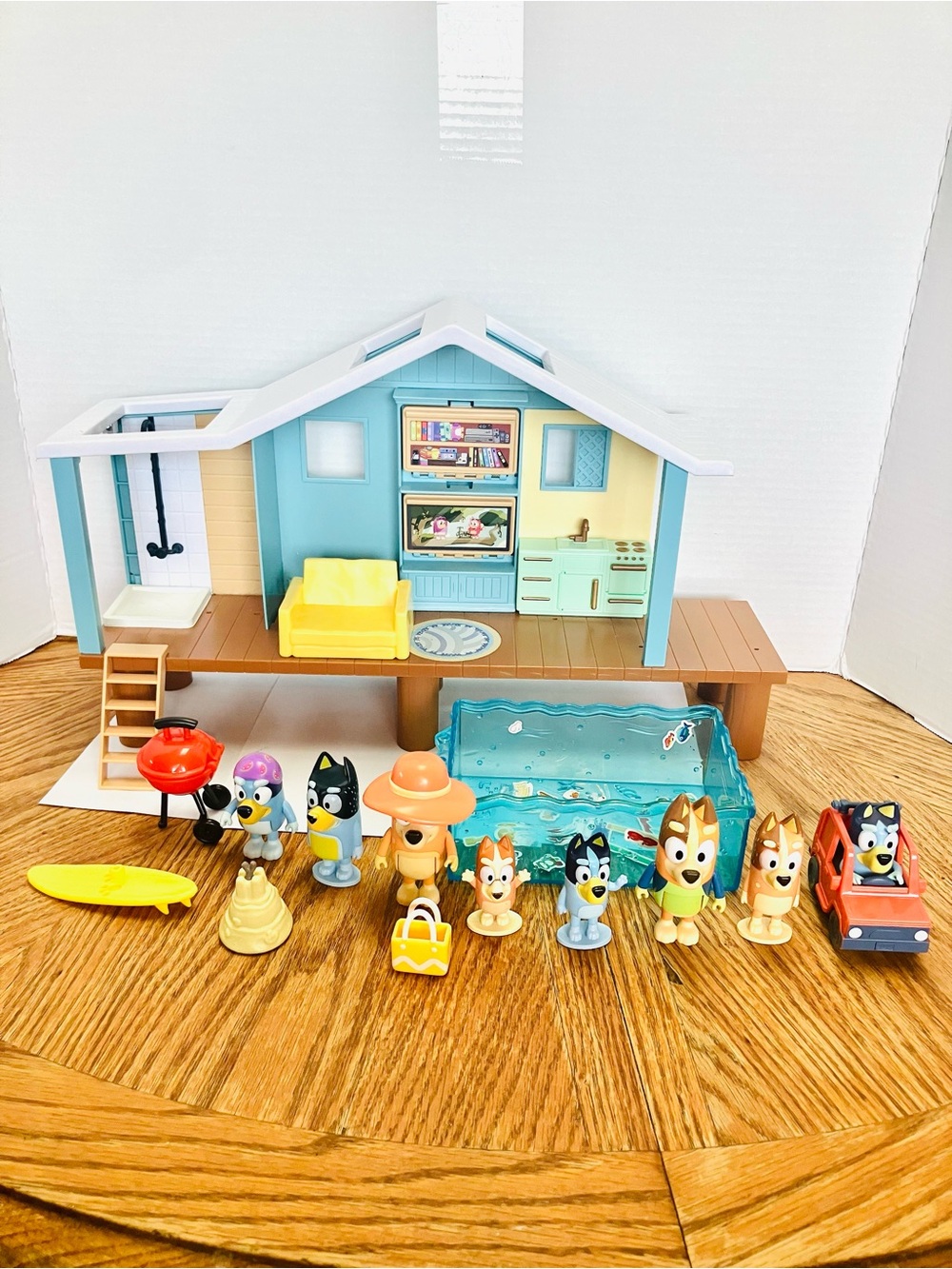 Bluey Ultimate Beach Cabin Playset Incomplete Has Some Accessories 7 Figures